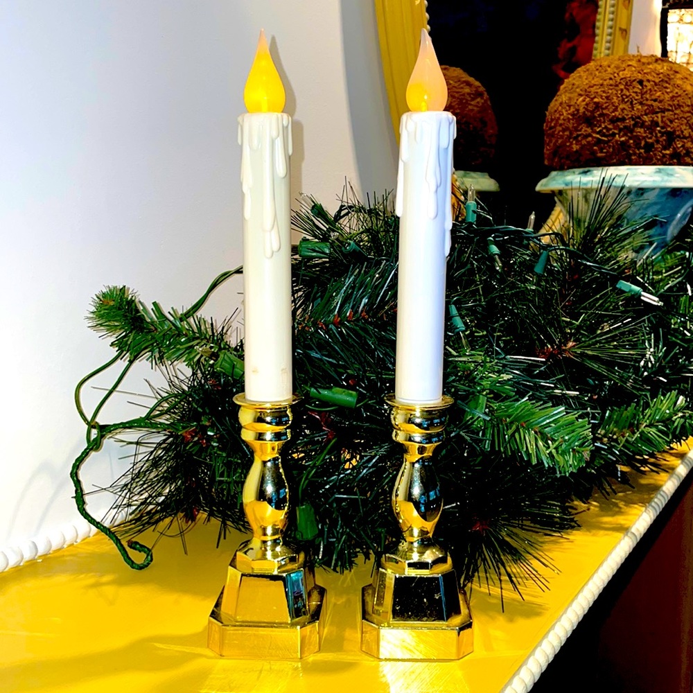 2 flickering candles